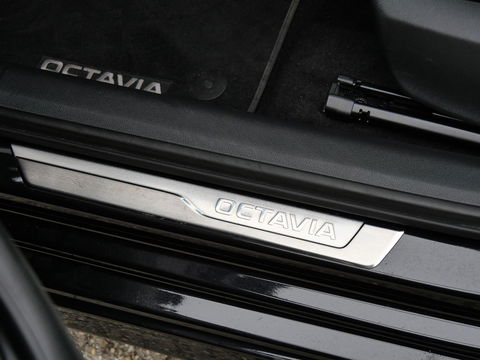 Škoda Octavia Combi 1.4TSi PHEV BUSINESS ED/ ADAPTIVE CRUISE/ SFEERVERLICHTING/ ELEKT. KLEP/ PDC V+A