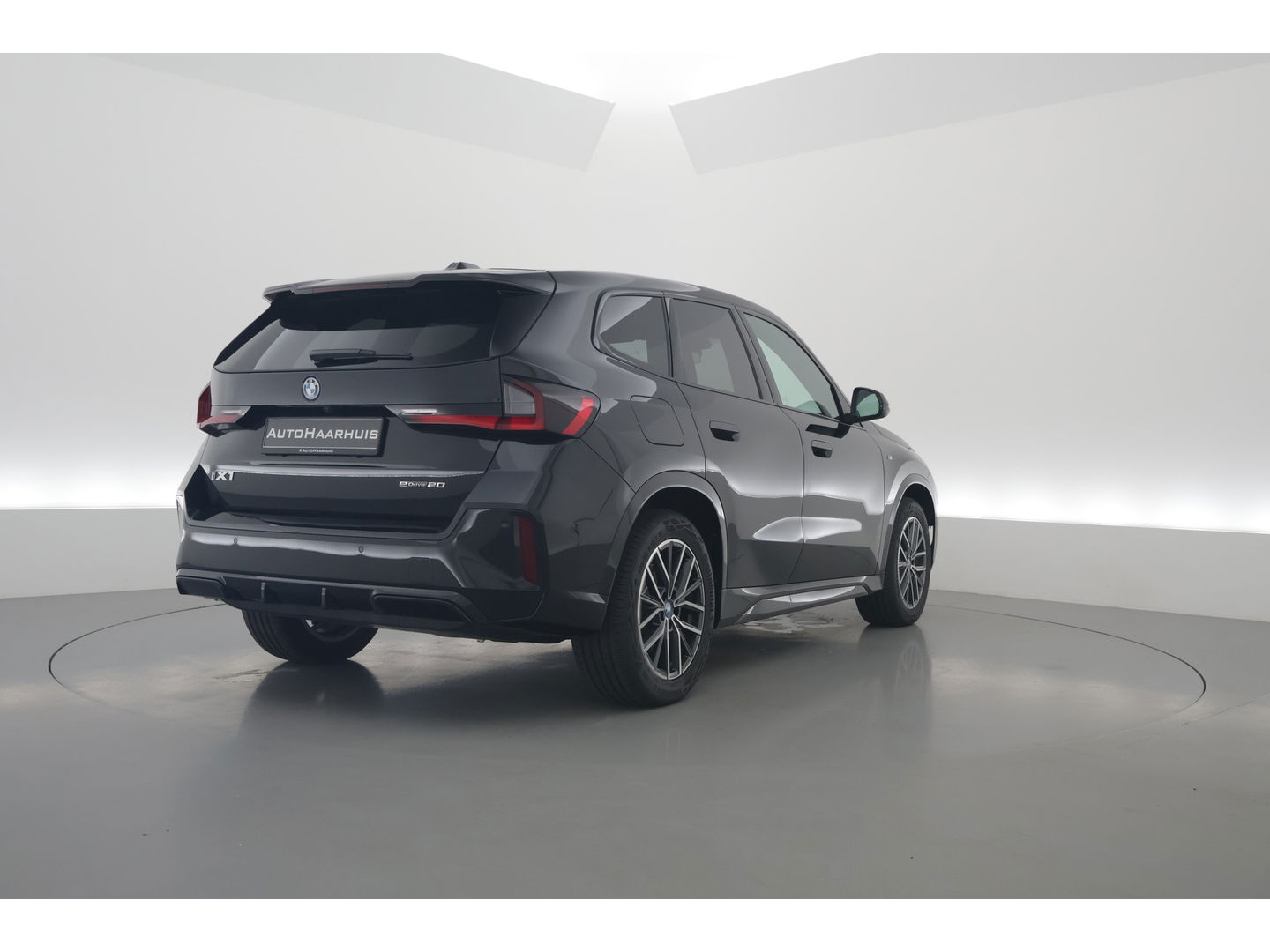 BMW iX1 eDrive20 67 kWh M Sport | Adapt. Cruise | Keyless | Apple CarPlay | Camera | Stoelverw. | Elek. Kofferbak