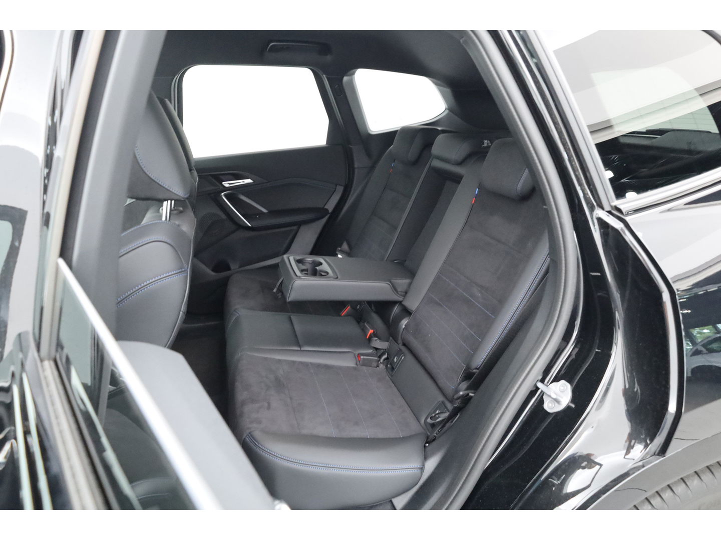 BMW iX1 eDrive20 67 kWh M Sport | Adapt. Cruise | Keyless | Apple CarPlay | Camera | Stoelverw. | Elek. Kofferbak