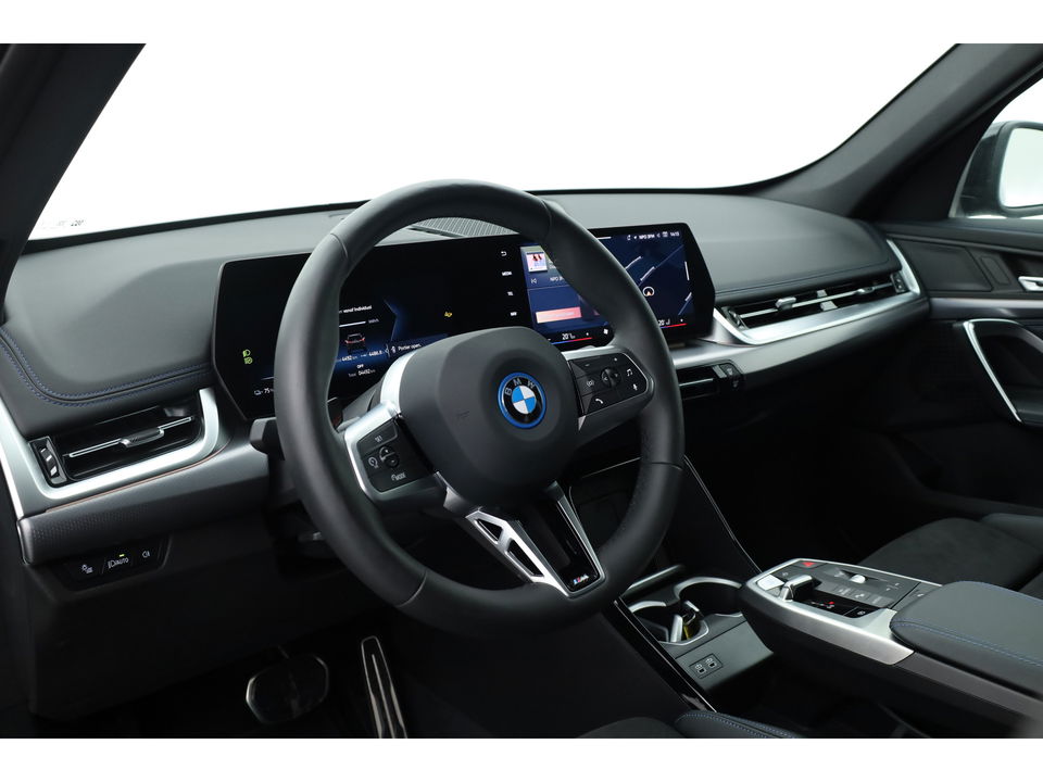 BMW iX1 eDrive20 67 kWh M Sport | Adapt. Cruise | Keyless | Apple CarPlay | Camera | Stoelverw. | Elek. Kofferbak