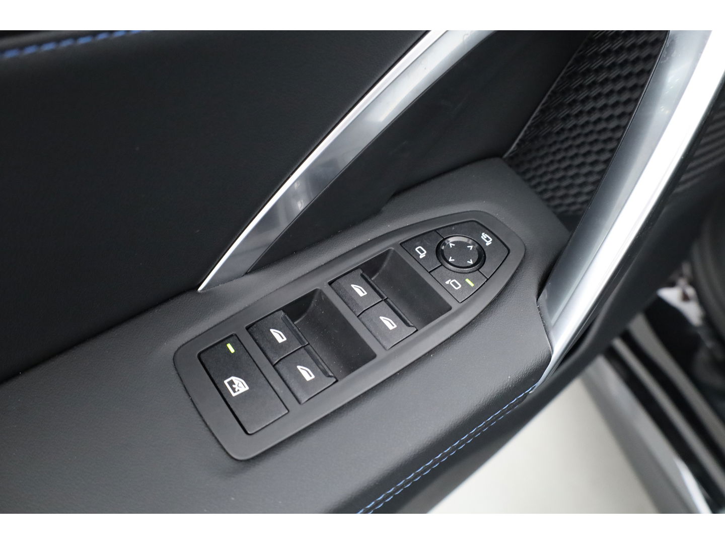 BMW iX1 eDrive20 67 kWh M Sport | Adapt. Cruise | Keyless | Apple CarPlay | Camera | Stoelverw. | Elek. Kofferbak