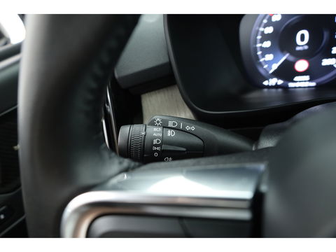 Volvo XC40 2.0 T4 Inscription Pano-dak, Trekhaak, H&K Audio |Leer, Adap. cruise | elek + ver. stoelen |
