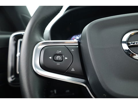 Volvo XC40 2.0 T4 Inscription Pano-dak, Trekhaak, H&K Audio |Leer, Adap. cruise | elek + ver. stoelen |
