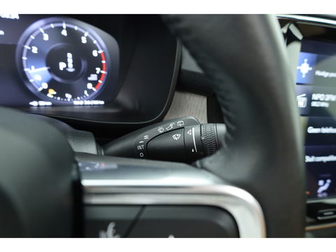 Volvo XC40 2.0 T4 Inscription Pano-dak, Trekhaak, H&K Audio |Leer, Adap. cruise | elek + ver. stoelen |