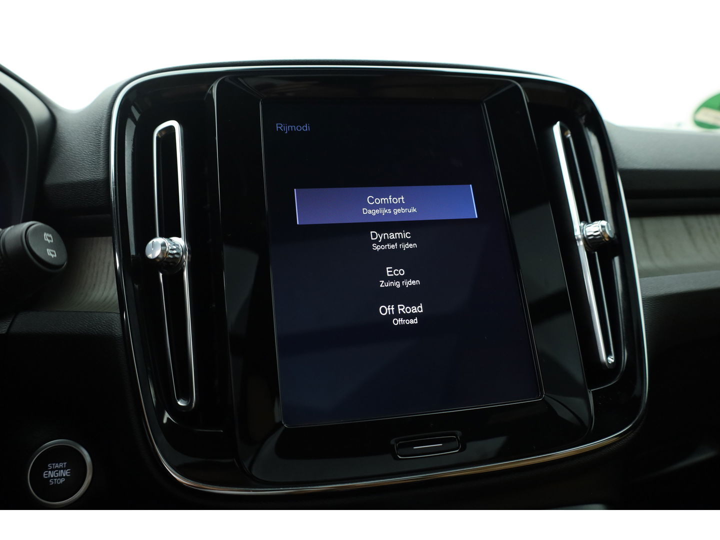 Volvo XC40 2.0 T4 Inscription Pano-dak, Trekhaak, H&K Audio |Leer, Adap. cruise | elek + ver. stoelen |