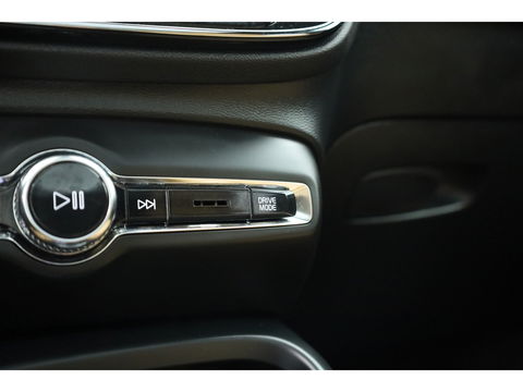 Volvo XC40 2.0 T4 Inscription Pano-dak, Trekhaak, H&K Audio |Leer, Adap. cruise | elek + ver. stoelen |