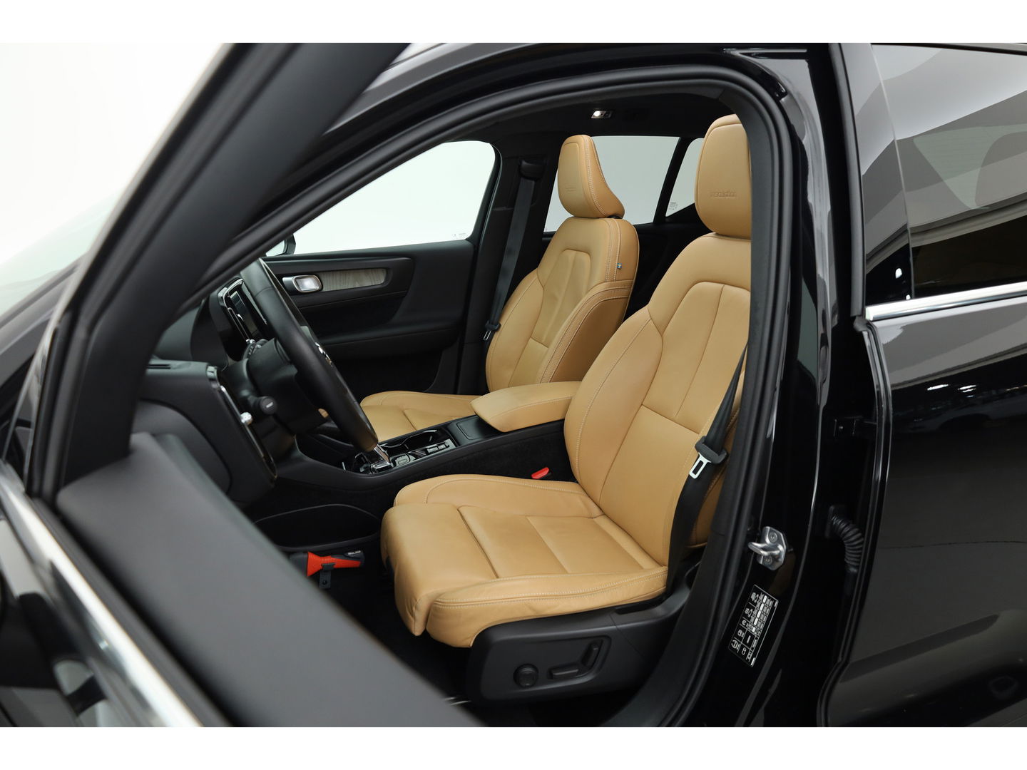 Volvo XC40 2.0 T4 Inscription Pano-dak, Trekhaak, H&K Audio |Leer, Adap. cruise | elek + ver. stoelen |