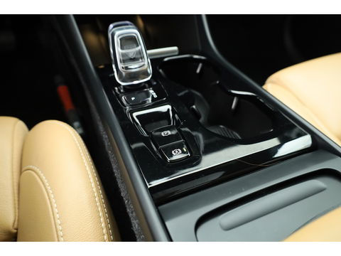 Volvo XC40 2.0 T4 Inscription Pano-dak, Trekhaak, H&K Audio |Leer, Adap. cruise | elek + ver. stoelen |