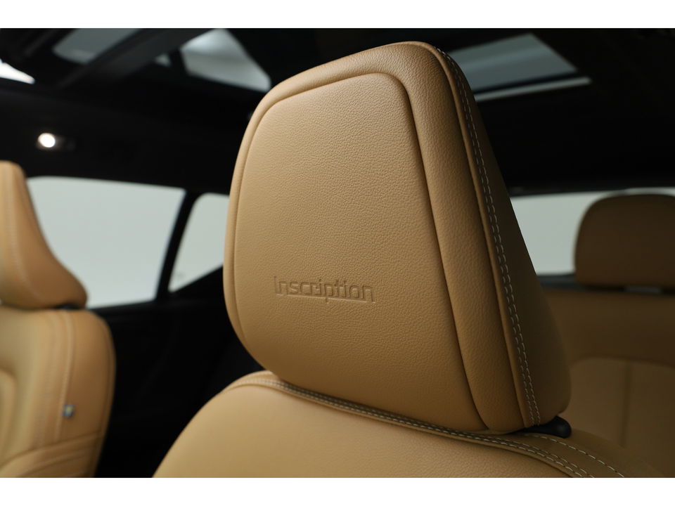 Volvo XC40 2.0 T4 Inscription Pano-dak, Trekhaak, H&K Audio |Leer, Adap. cruise | elek + ver. stoelen |