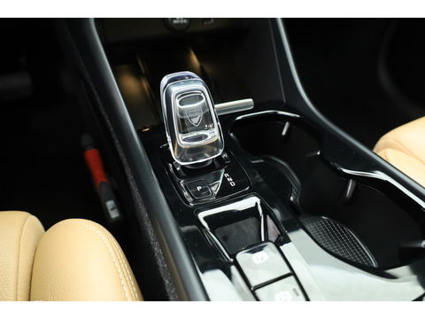 Volvo XC40 2.0 T4 Inscription Pano-dak, Trekhaak, H&K Audio |Leer, Adap. cruise | elek + ver. stoelen |