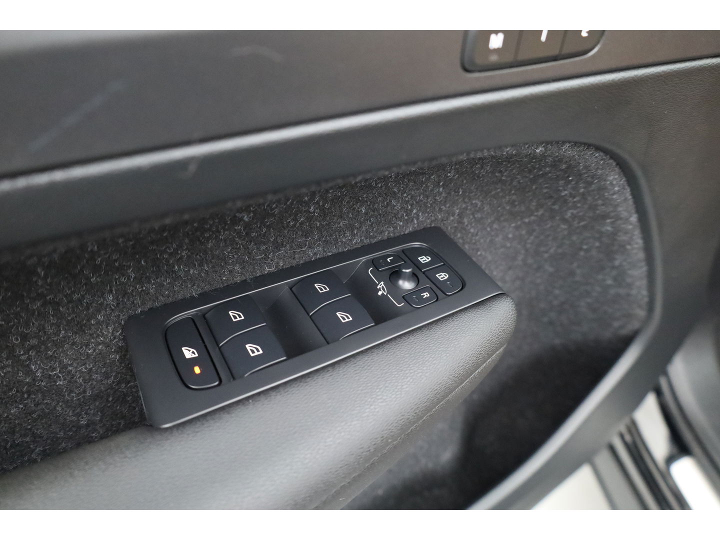 Volvo XC40 2.0 T4 Inscription Pano-dak, Trekhaak, H&K Audio |Leer, Adap. cruise | elek + ver. stoelen |