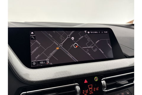 BMW 1-serie 118i M-Sport | Camera | Kuipstoelen | LED | Carplay | Virtual Cockpit | Stoel/Stuurverw. | 19''LMV