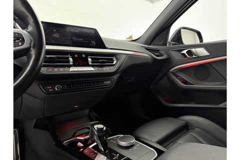 BMW 1-serie 118i M-Sport | Camera | Kuipstoelen | LED | Carplay | Virtual Cockpit | Stoel/Stuurverw. | 19''LMV