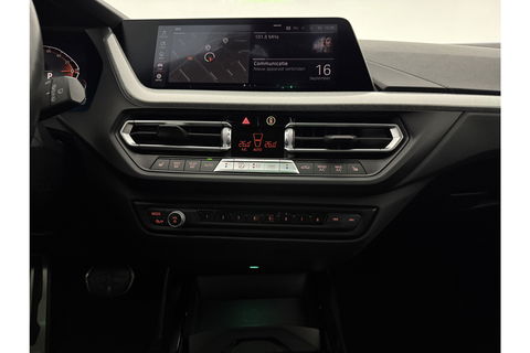 BMW 1-serie 118i M-Sport | Camera | Kuipstoelen | LED | Carplay | Virtual Cockpit | Stoel/Stuurverw. | 19''LMV
