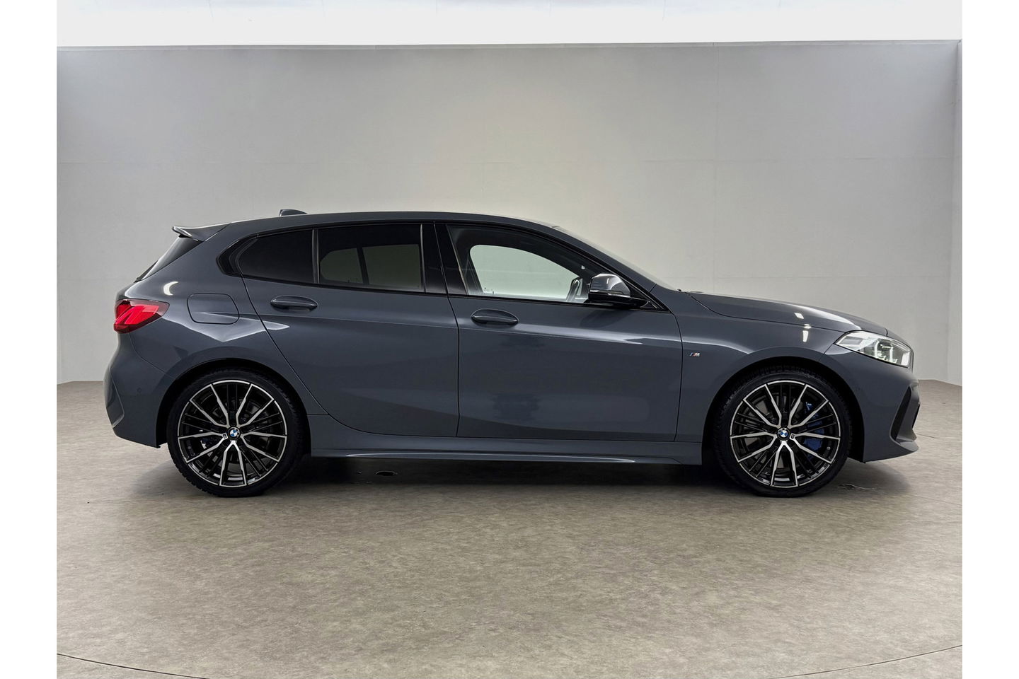 BMW 1-serie 118i M-Sport | Camera | Kuipstoelen | LED | Carplay | Virtual Cockpit | Stoel/Stuurverw. | 19''LMV