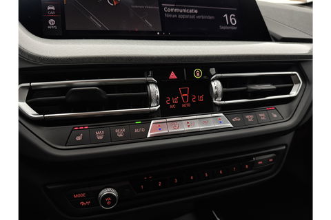 BMW 1-serie 118i M-Sport | Camera | Kuipstoelen | LED | Carplay | Virtual Cockpit | Stoel/Stuurverw. | 19''LMV
