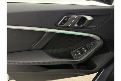 BMW 1-serie 118i M-Sport | Camera | Kuipstoelen | LED | Carplay | Virtual Cockpit | Stoel/Stuurverw. | 19''LMV