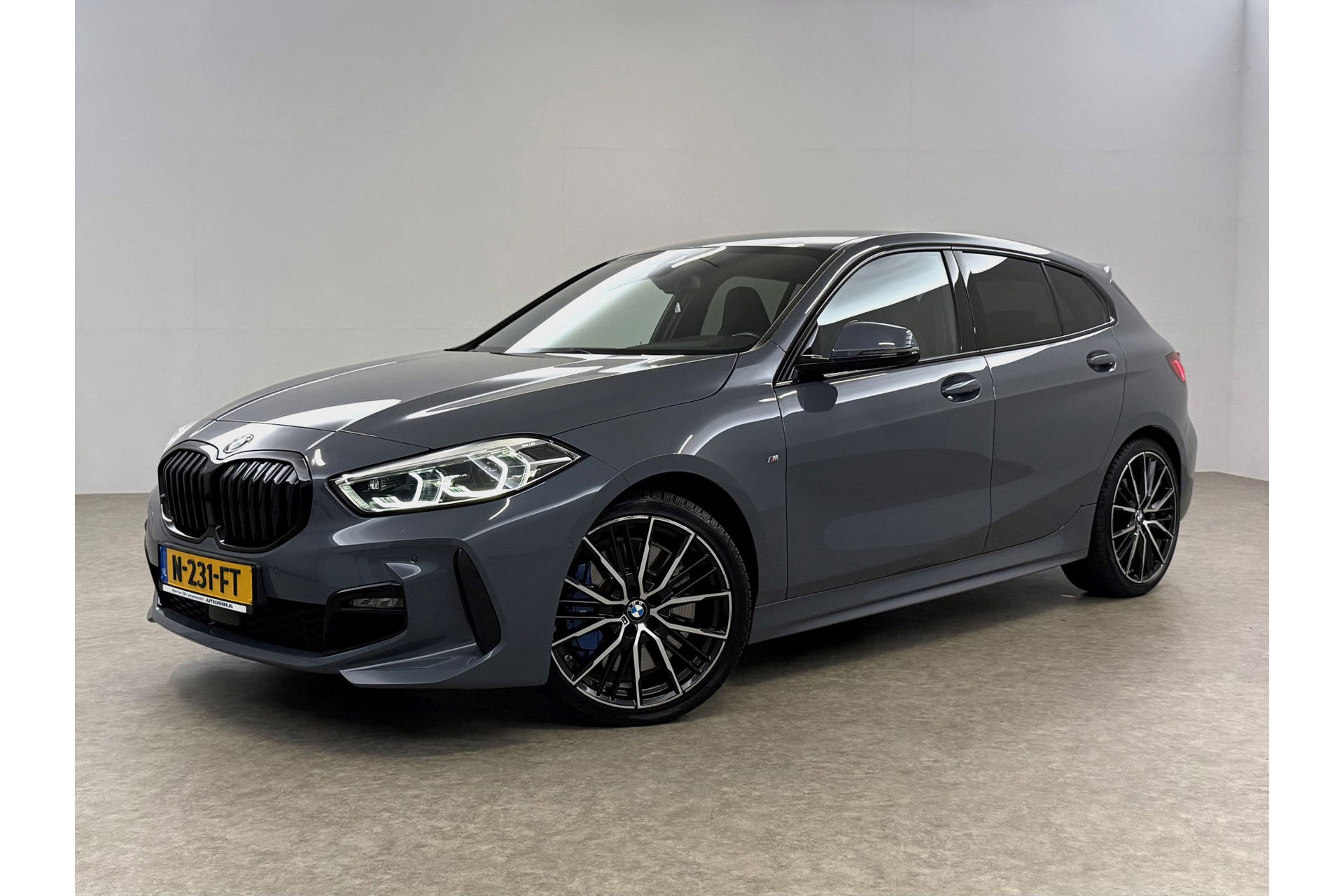 BMW 1-serie 118i M-Sport | Camera | Kuipstoelen | LED | Carplay | Virtual Cockpit | Stoel/Stuurverw. | 19''LMV