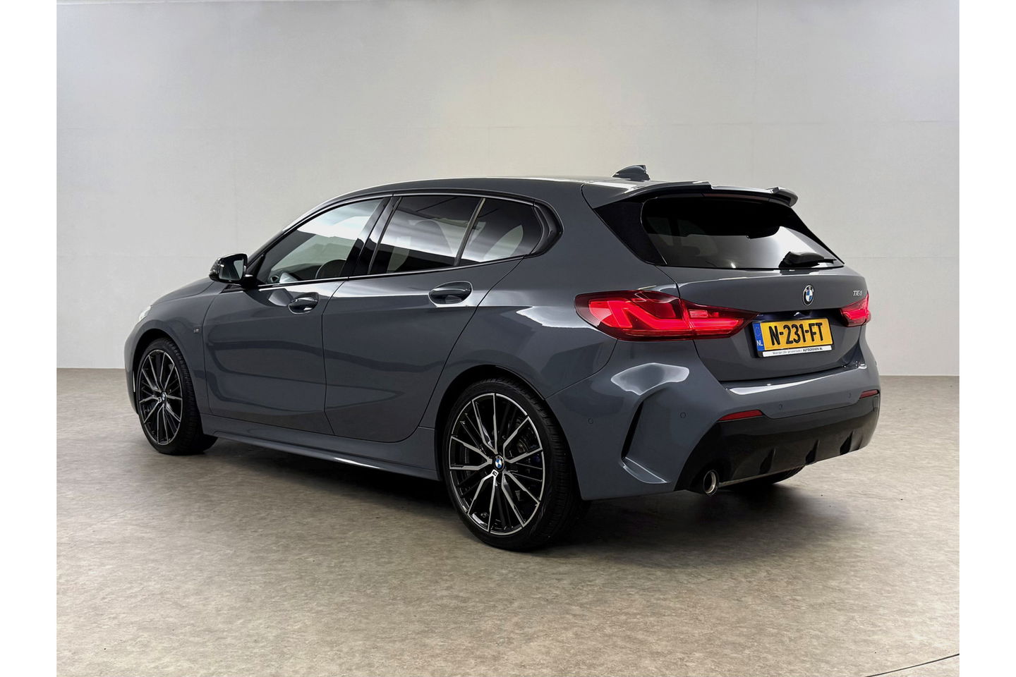 BMW 1-serie 118i M-Sport | Camera | Kuipstoelen | LED | Carplay | Virtual Cockpit | Stoel/Stuurverw. | 19''LMV