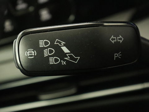 Volkswagen Golf 1.4 eHybrid Style | Camera | Massage | Carplay | Memory | Sfeerverlichting | Adaptive cruise | Keyless | Navigatie | Full LED | Digital Cockpit