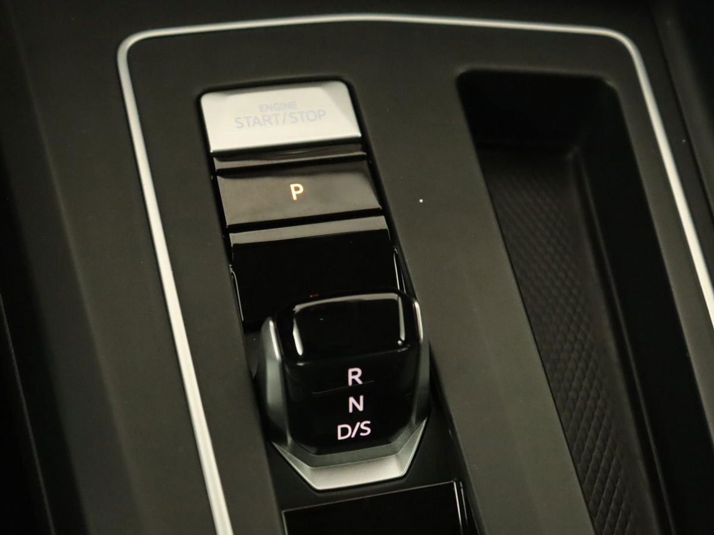Volkswagen Golf 1.4 eHybrid Style | Camera | Massage | Carplay | Memory | Sfeerverlichting | Adaptive cruise | Keyless | Navigatie | Full LED | Digital Cockpit