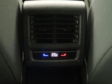 Volkswagen Golf 1.4 eHybrid Style | Camera | Massage | Carplay | Memory | Sfeerverlichting | Adaptive cruise | Keyless | Navigatie | Full LED | Digital Cockpit