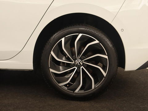 Volkswagen Golf 1.4 eHybrid Style | Camera | Massage | Carplay | Memory | Sfeerverlichting | Adaptive cruise | Keyless | Navigatie | Full LED | Digital Cockpit