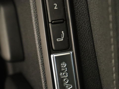 Volkswagen Golf 1.4 eHybrid Style | Camera | Massage | Carplay | Memory | Sfeerverlichting | Adaptive cruise | Keyless | Navigatie | Full LED | Digital Cockpit