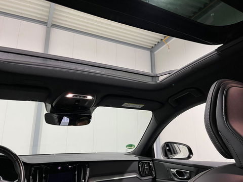 Volvo V60 2.0 B4 R-Design Pano Carplay Trekh. Autopilot NAP