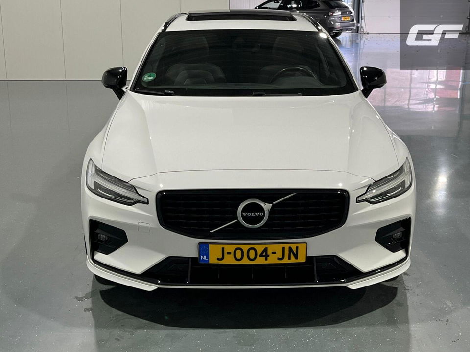 Volvo V60 2.0 B4 R-Design Pano Carplay Trekh. Autopilot NAP