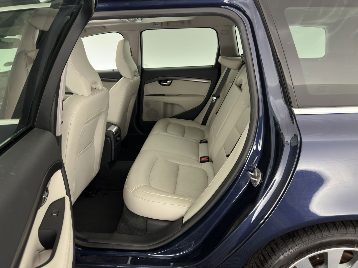 Volvo V70 2.0 D4 Summum *PANO | LUXURY-LEATHER | BI-XENON | MEMORY-PACK | NAVI-FULLMAP | CAMERA | HEATED-COMFORTSEATS | PRIVACY-GLASS | PDC | ECC | CRUISE | TOWBAR | 17''ALU*