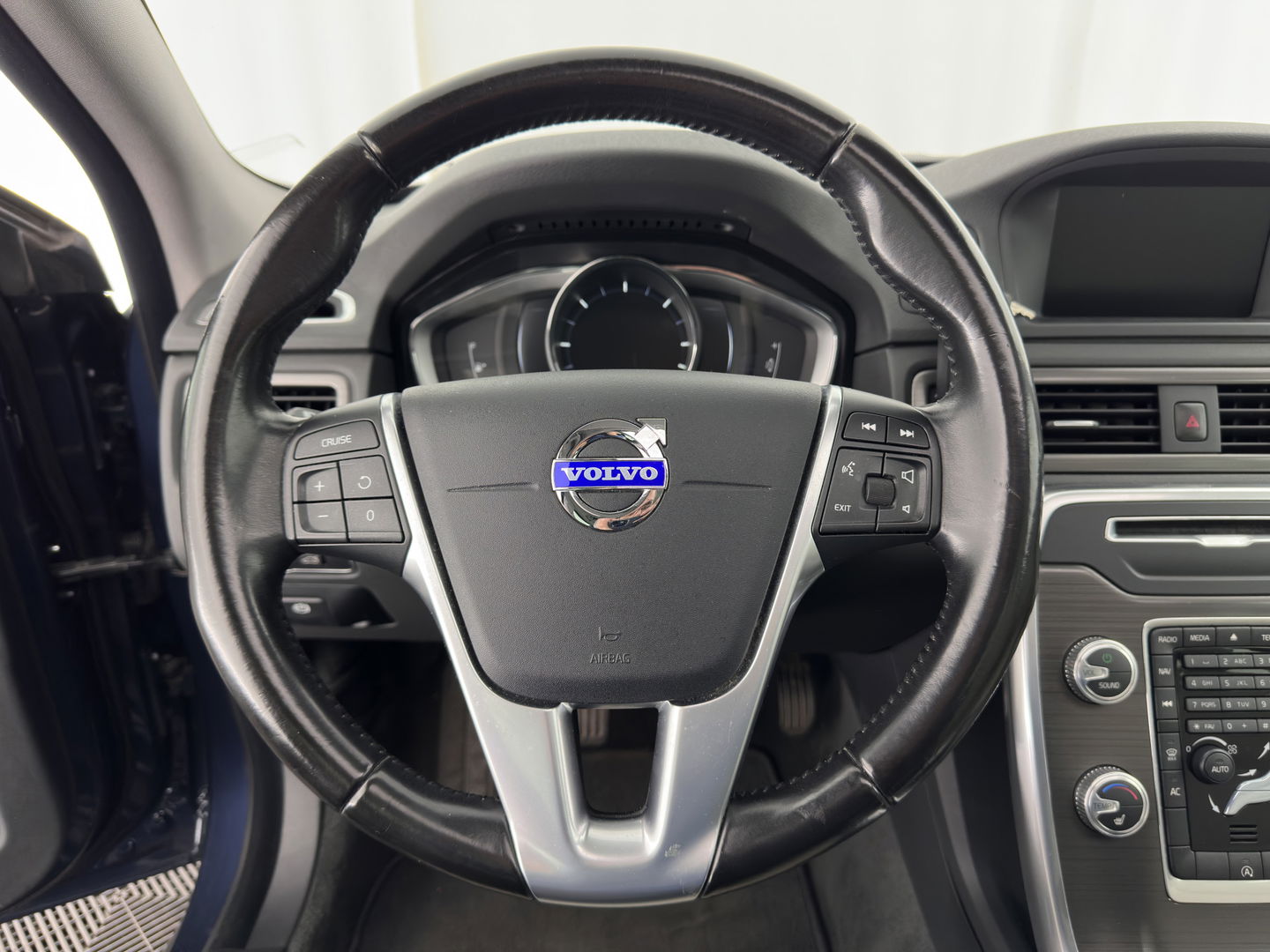 Volvo V70 2.0 D4 Summum *PANO | LUXURY-LEATHER | BI-XENON | MEMORY-PACK | NAVI-FULLMAP | CAMERA | HEATED-COMFORTSEATS | PRIVACY-GLASS | PDC | ECC | CRUISE | TOWBAR | 17''ALU*