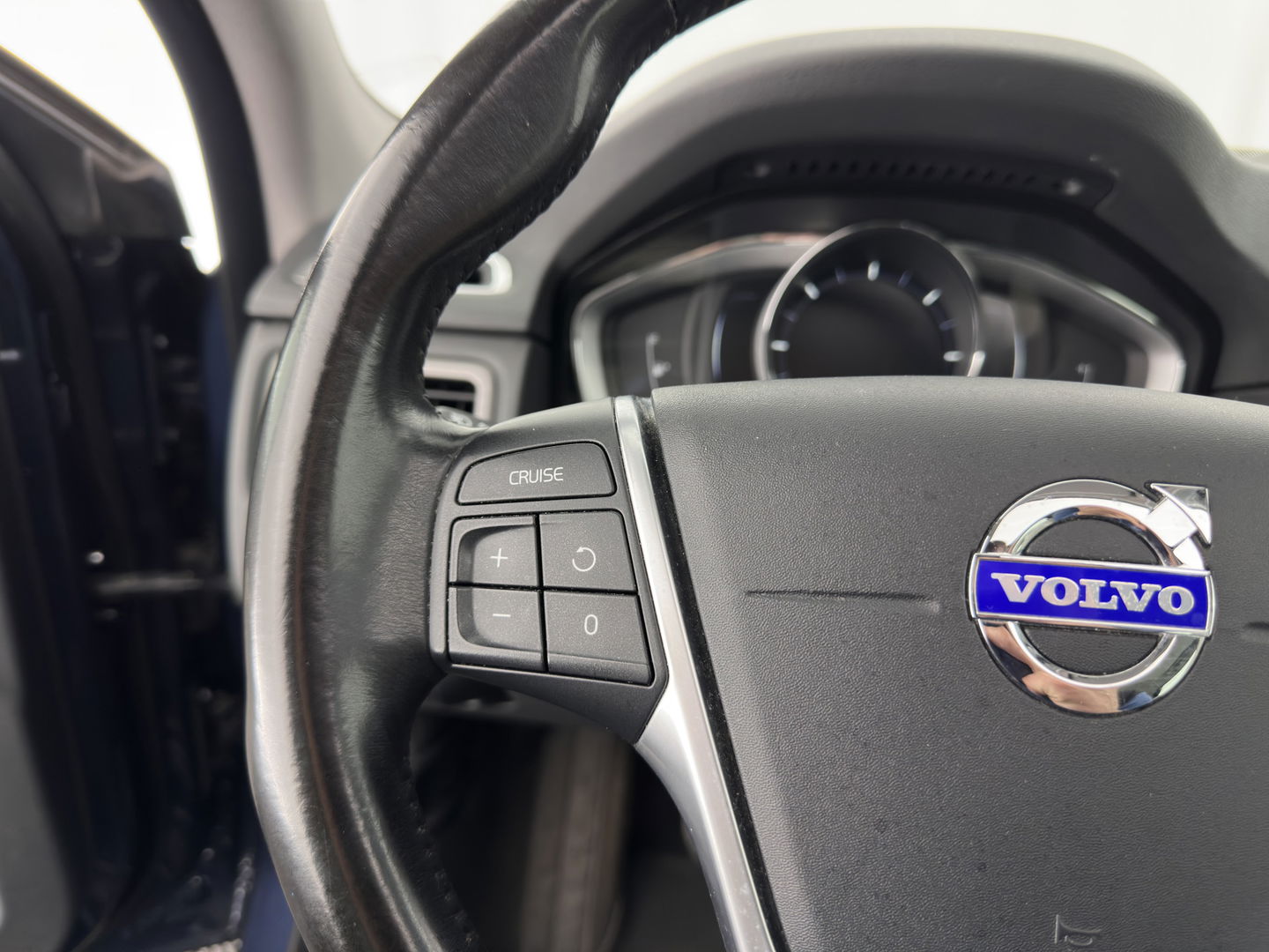 Volvo V70 2.0 D4 Summum *PANO | LUXURY-LEATHER | BI-XENON | MEMORY-PACK | NAVI-FULLMAP | CAMERA | HEATED-COMFORTSEATS | PRIVACY-GLASS | PDC | ECC | CRUISE | TOWBAR | 17''ALU*