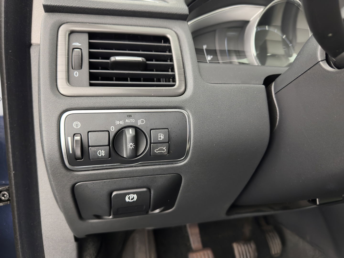 Volvo V70 2.0 D4 Summum *PANO | LUXURY-LEATHER | BI-XENON | MEMORY-PACK | NAVI-FULLMAP | CAMERA | HEATED-COMFORTSEATS | PRIVACY-GLASS | PDC | ECC | CRUISE | TOWBAR | 17''ALU*