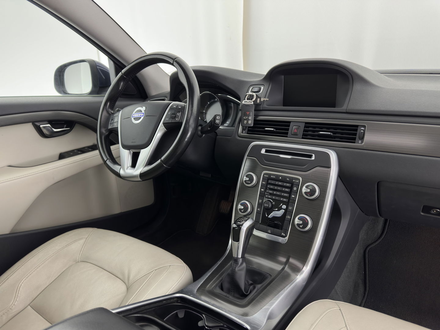 Volvo V70 2.0 D4 Summum *PANO | LUXURY-LEATHER | BI-XENON | MEMORY-PACK | NAVI-FULLMAP | CAMERA | HEATED-COMFORTSEATS | PRIVACY-GLASS | PDC | ECC | CRUISE | TOWBAR | 17''ALU*