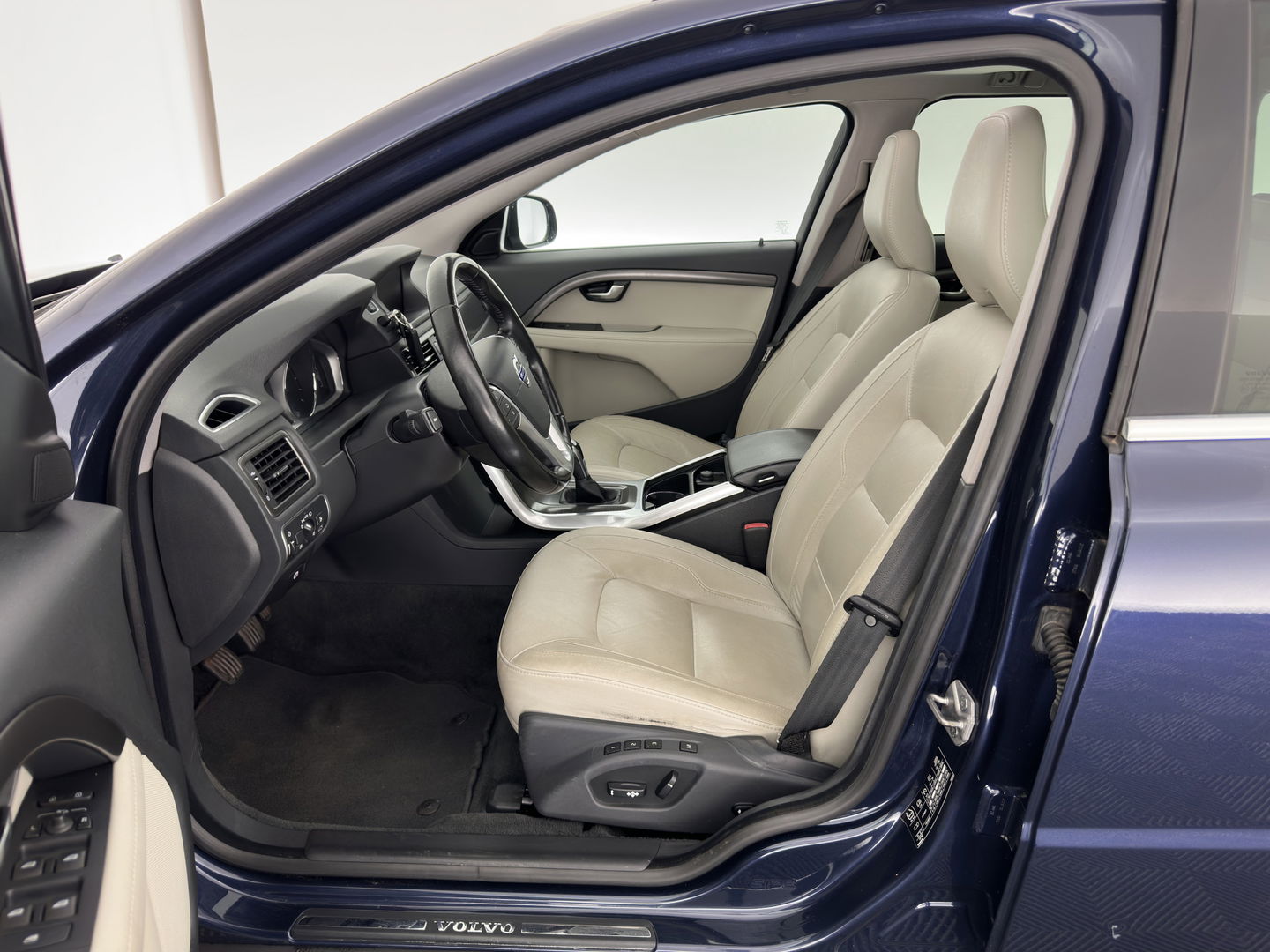 Volvo V70 2.0 D4 Summum *PANO | LUXURY-LEATHER | BI-XENON | MEMORY-PACK | NAVI-FULLMAP | CAMERA | HEATED-COMFORTSEATS | PRIVACY-GLASS | PDC | ECC | CRUISE | TOWBAR | 17''ALU*