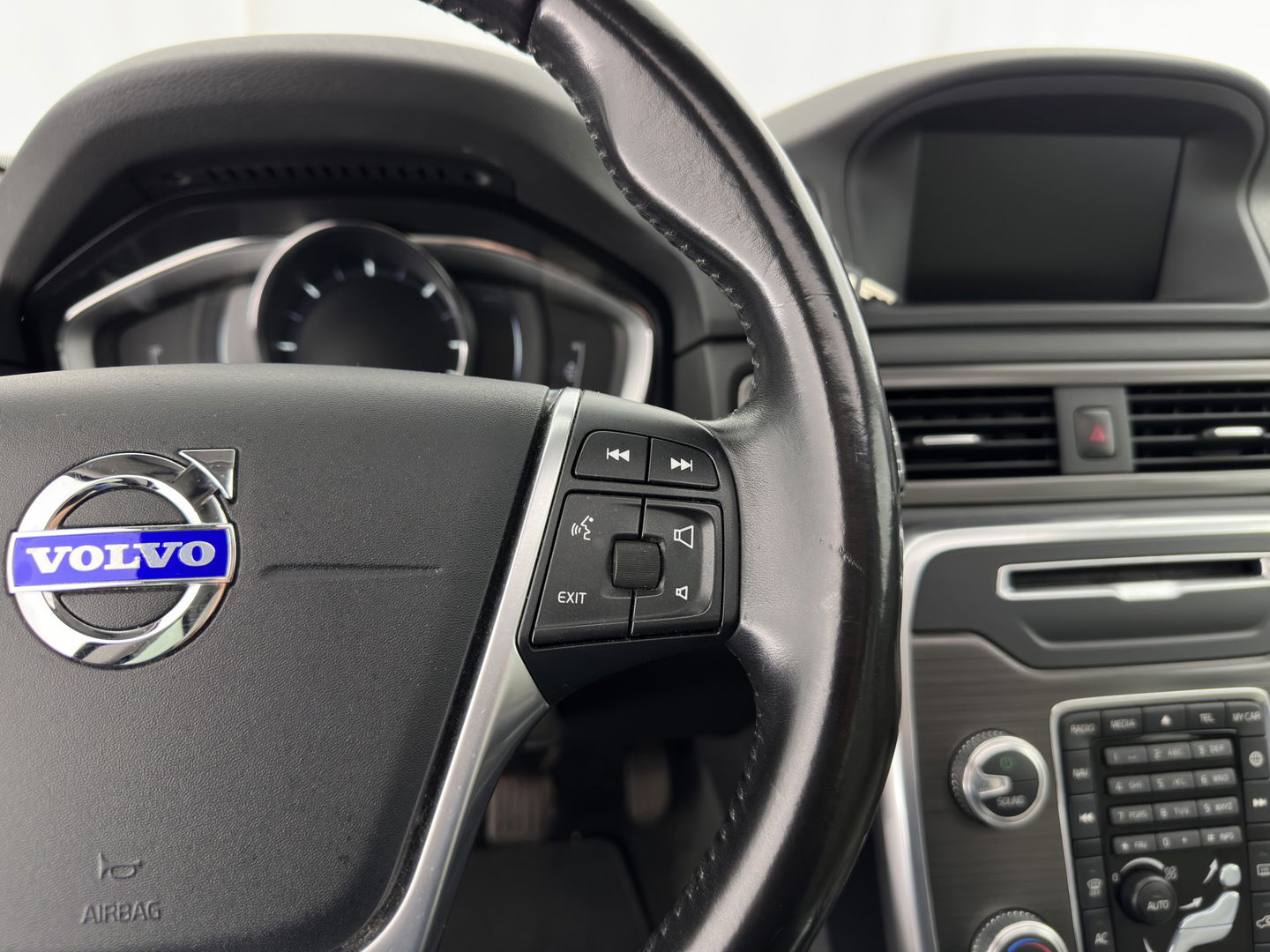 Volvo V70 2.0 D4 Summum *PANO | LUXURY-LEATHER | BI-XENON | MEMORY-PACK | NAVI-FULLMAP | CAMERA | HEATED-COMFORTSEATS | PRIVACY-GLASS | PDC | ECC | CRUISE | TOWBAR | 17''ALU*