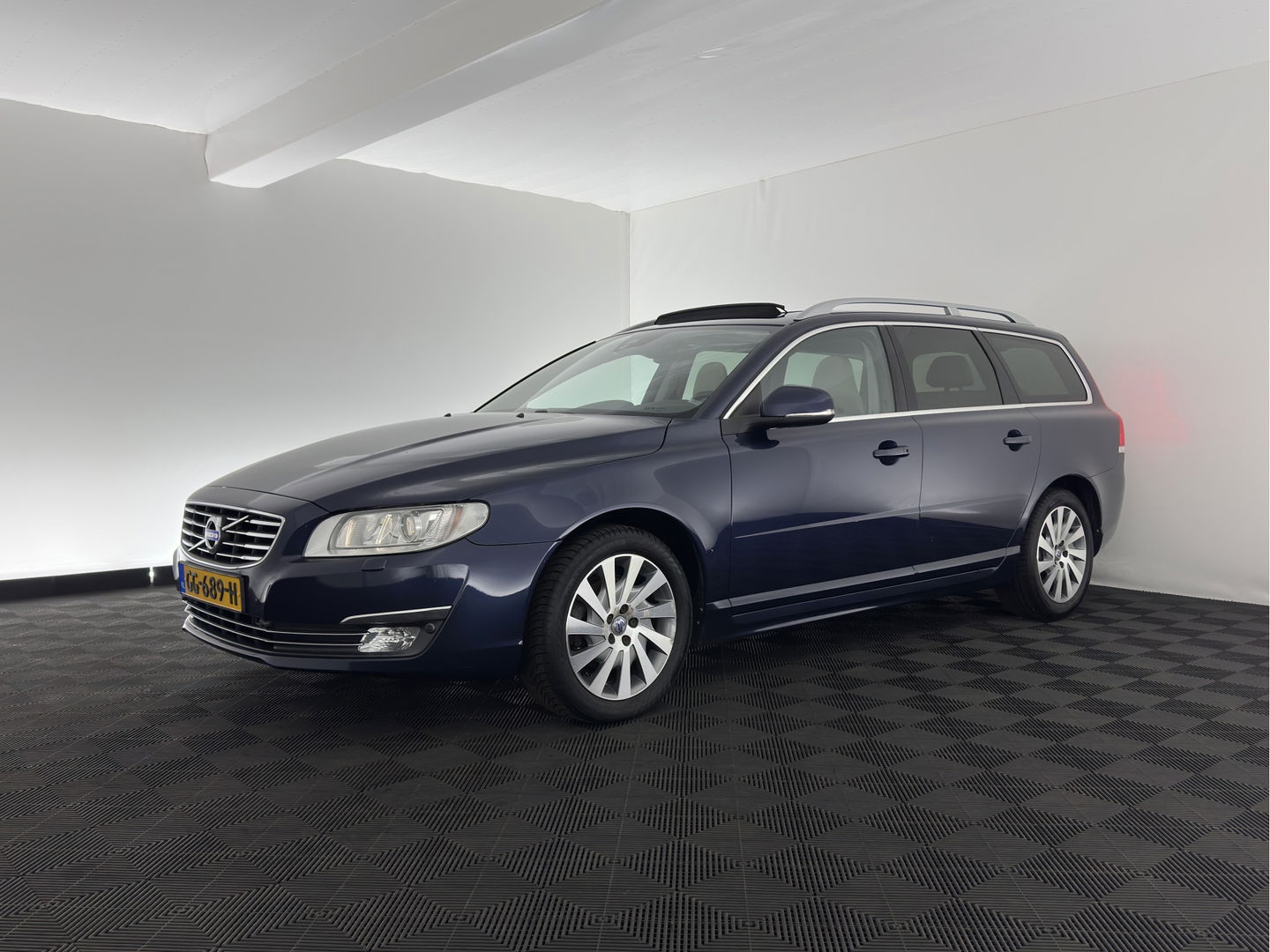 Volvo V70 2.0 D4 Summum *PANO | LUXURY-LEATHER | BI-XENON | MEMORY-PACK | NAVI-FULLMAP | CAMERA | HEATED-COMFORTSEATS | PRIVACY-GLASS | PDC | ECC | CRUISE | TOWBAR | 17''ALU*