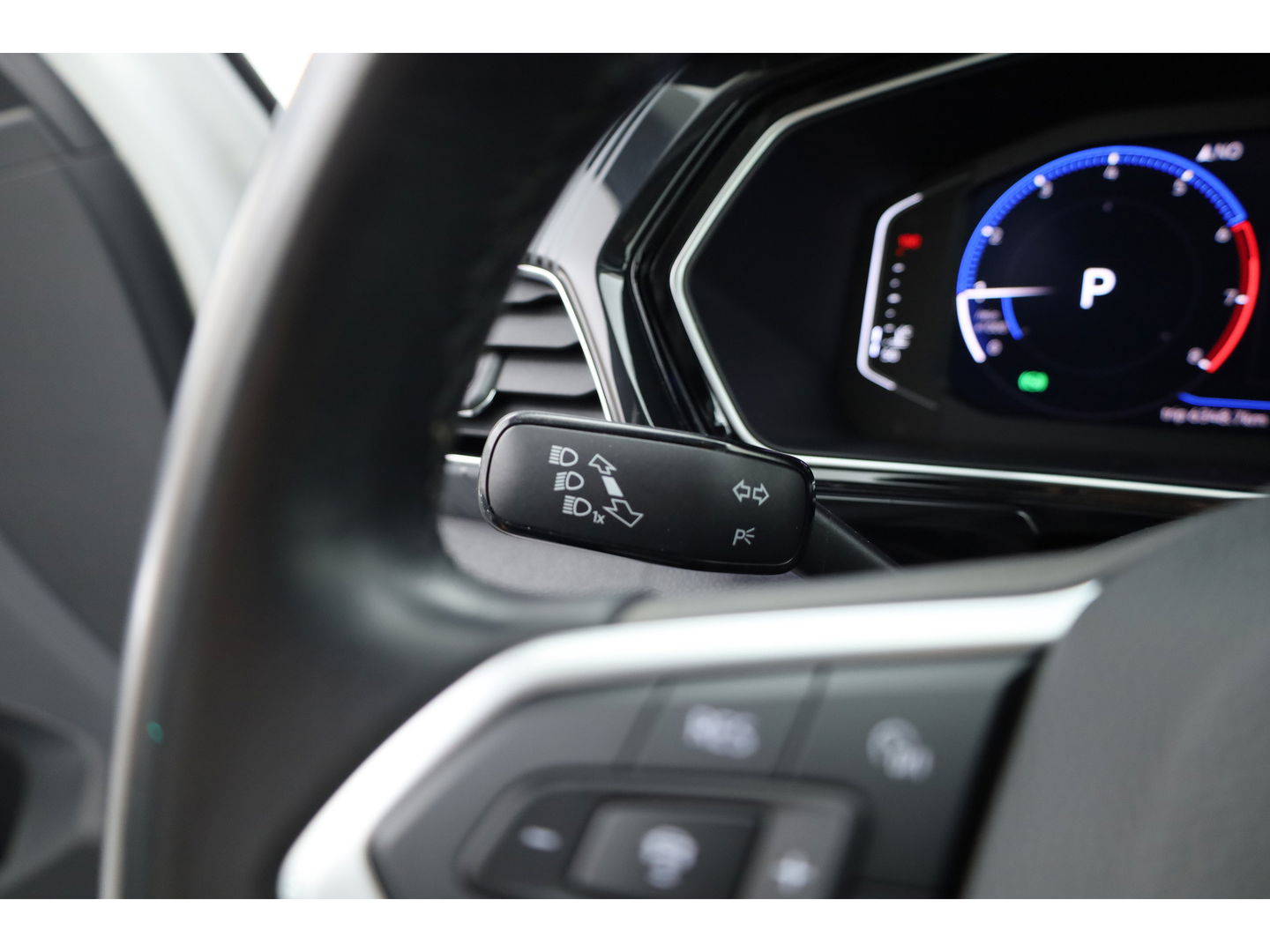 Volkswagen T-Cross 1.0 TSI Style DSG | Camera | Adapt. Cruise | Trekhaak | Beats | LED | Dodehoekdet. | 18'' | Keyless