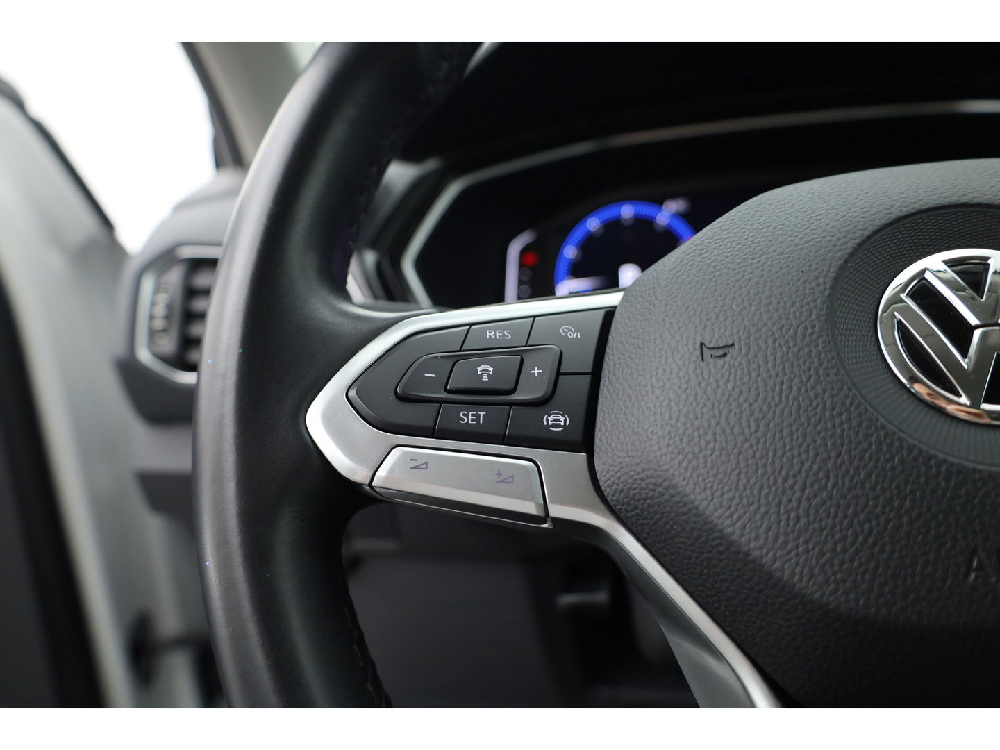 Volkswagen T-Cross 1.0 TSI Style DSG | Camera | Adapt. Cruise | Trekhaak | Beats | LED | Dodehoekdet. | 18'' | Keyless