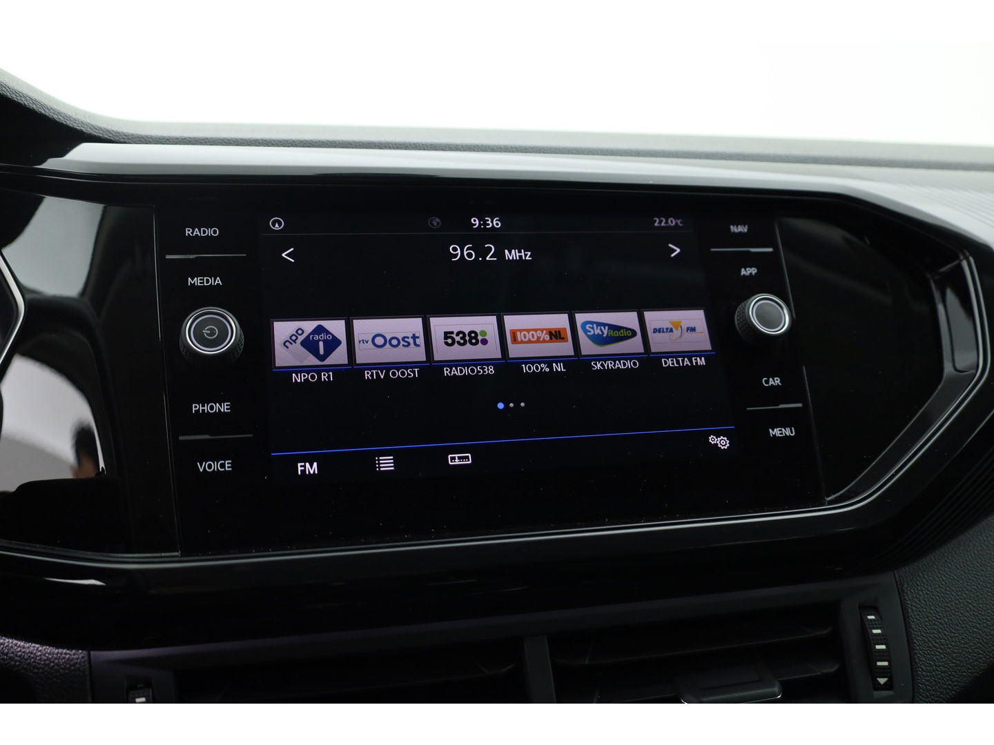Volkswagen T-Cross 1.0 TSI Style DSG | Camera | Adapt. Cruise | Trekhaak | Beats | LED | Dodehoekdet. | 18'' | Keyless