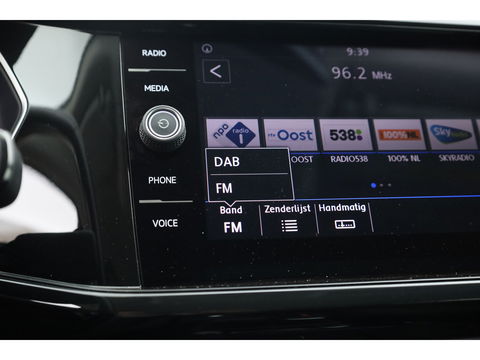 Volkswagen T-Cross 1.0 TSI Style DSG | Camera | Adapt. Cruise | Trekhaak | Beats | LED | Dodehoekdet. | 18'' | Keyless