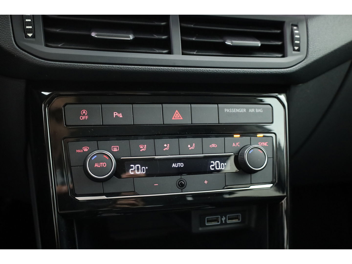 Volkswagen T-Cross 1.0 TSI Style DSG | Camera | Adapt. Cruise | Trekhaak | Beats | LED | Dodehoekdet. | 18'' | Keyless