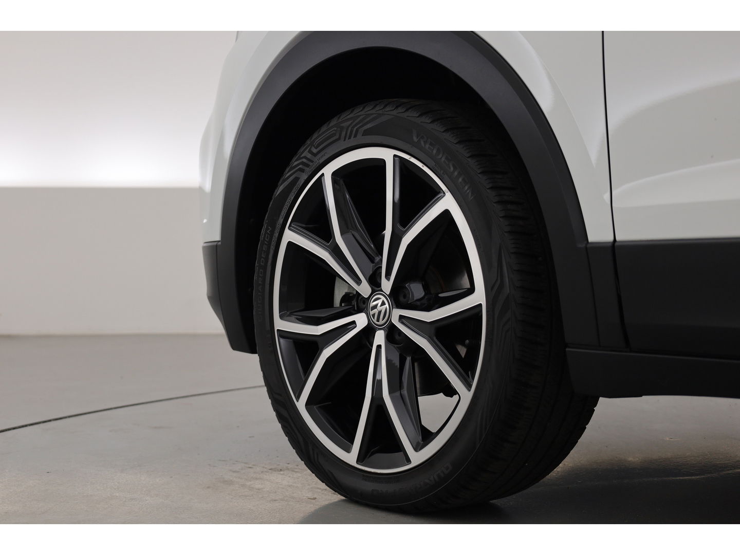 Volkswagen T-Cross 1.0 TSI Style DSG | Camera | Adapt. Cruise | Trekhaak | Beats | LED | Dodehoekdet. | 18'' | Keyless