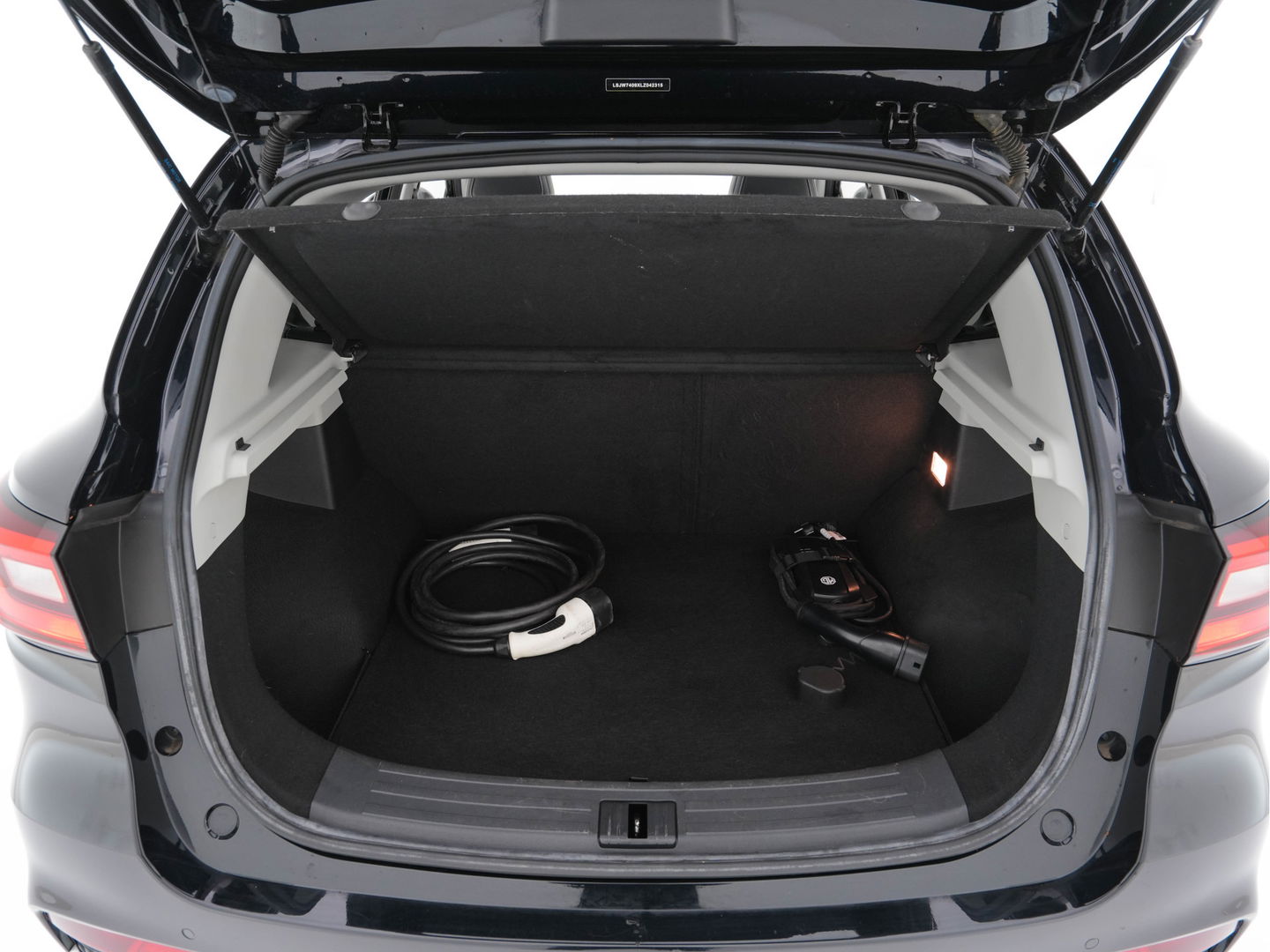 MG ZS EV Luxury 45 kWh {SOH-90 %} (INCL-BTW) Aut. *PANO | LUXURY-LEATHER | CCS-FASTLOADER | KEYLESS | NAVI-FULLMAP | ADAPTIVE-CRUISE | CAMERA | HEATED-SPORTSEATS | CARPLAY | BLINDSPOT | DAB | LANE-ASSIST | PRIVACY-GLASS | 17"