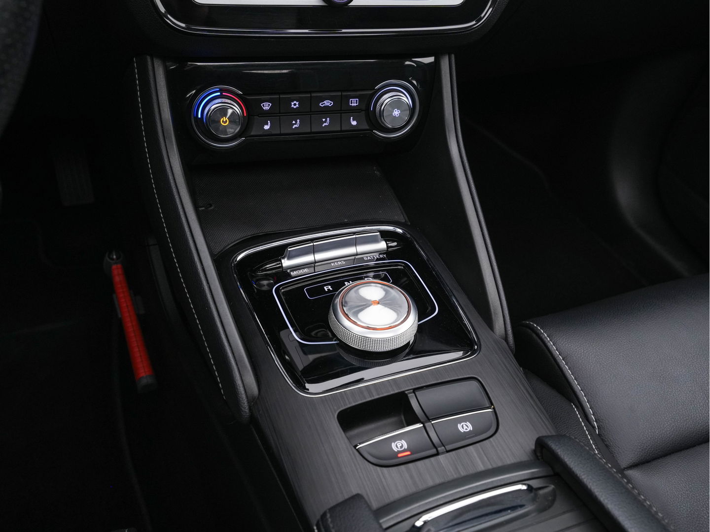 MG ZS EV Luxury 45 kWh {SOH-90 %} (INCL-BTW) Aut. *PANO | LUXURY-LEATHER | CCS-FASTLOADER | KEYLESS | NAVI-FULLMAP | ADAPTIVE-CRUISE | CAMERA | HEATED-SPORTSEATS | CARPLAY | BLINDSPOT | DAB | LANE-ASSIST | PRIVACY-GLASS | 17"