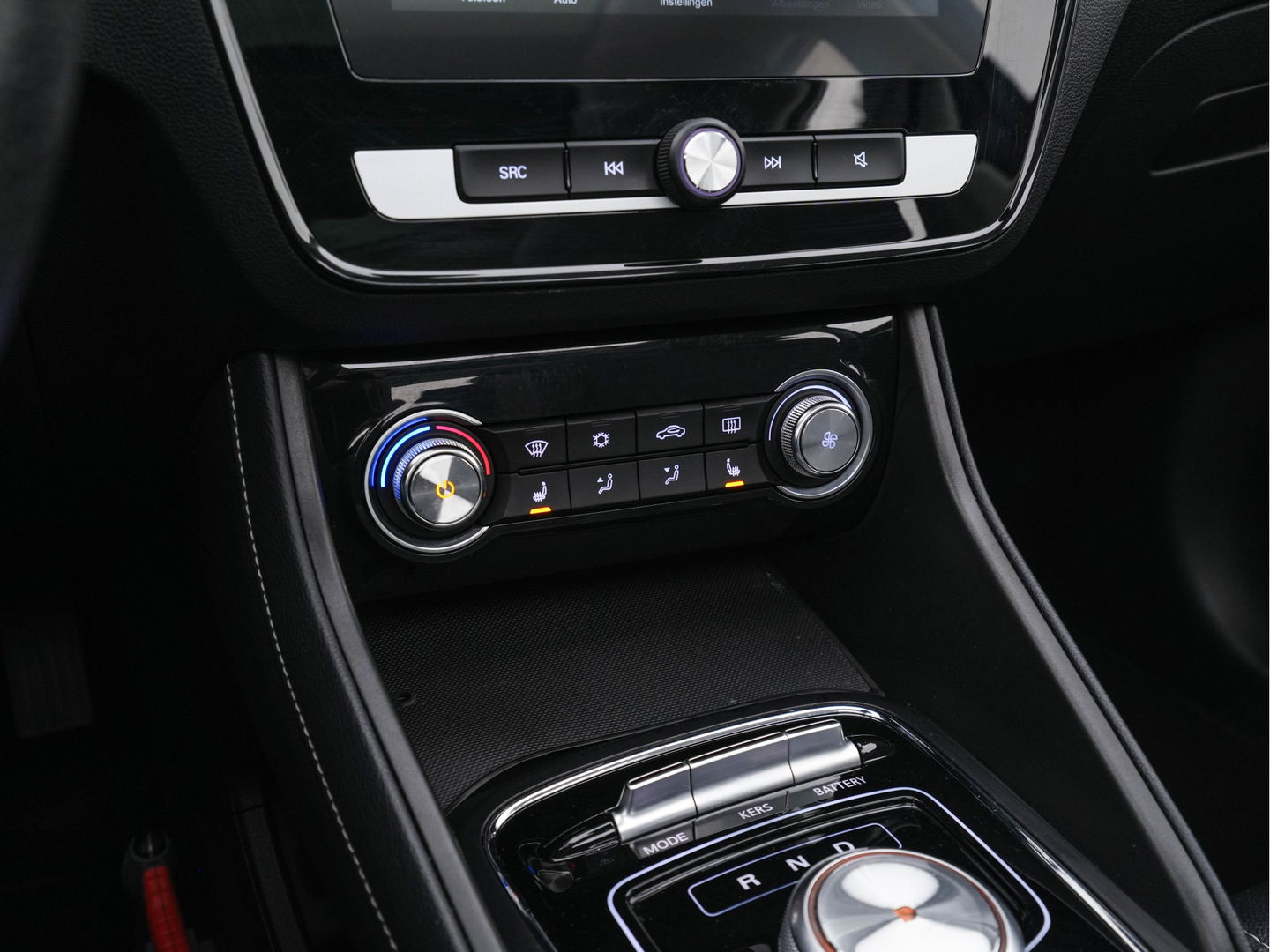 MG ZS EV Luxury 45 kWh {SOH-90 %} (INCL-BTW) Aut. *PANO | LUXURY-LEATHER | CCS-FASTLOADER | KEYLESS | NAVI-FULLMAP | ADAPTIVE-CRUISE | CAMERA | HEATED-SPORTSEATS | CARPLAY | BLINDSPOT | DAB | LANE-ASSIST | PRIVACY-GLASS | 17"
