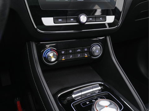 MG ZS EV Luxury 45 kWh {SOH-90 %} (INCL-BTW) Aut. *PANO | LUXURY-LEATHER | CCS-FASTLOADER | KEYLESS | NAVI-FULLMAP | ADAPTIVE-CRUISE | CAMERA | HEATED-SPORTSEATS | CARPLAY | BLINDSPOT | DAB | LANE-ASSIST | PRIVACY-GLASS | 17"