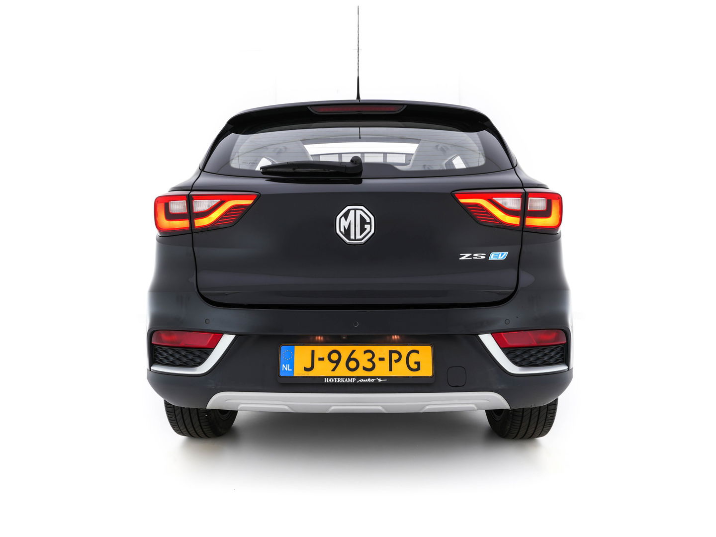 MG ZS EV Luxury 45 kWh {SOH-90 %} (INCL-BTW) Aut. *PANO | LUXURY-LEATHER | CCS-FASTLOADER | KEYLESS | NAVI-FULLMAP | ADAPTIVE-CRUISE | CAMERA | HEATED-SPORTSEATS | CARPLAY | BLINDSPOT | DAB | LANE-ASSIST | PRIVACY-GLASS | 17"