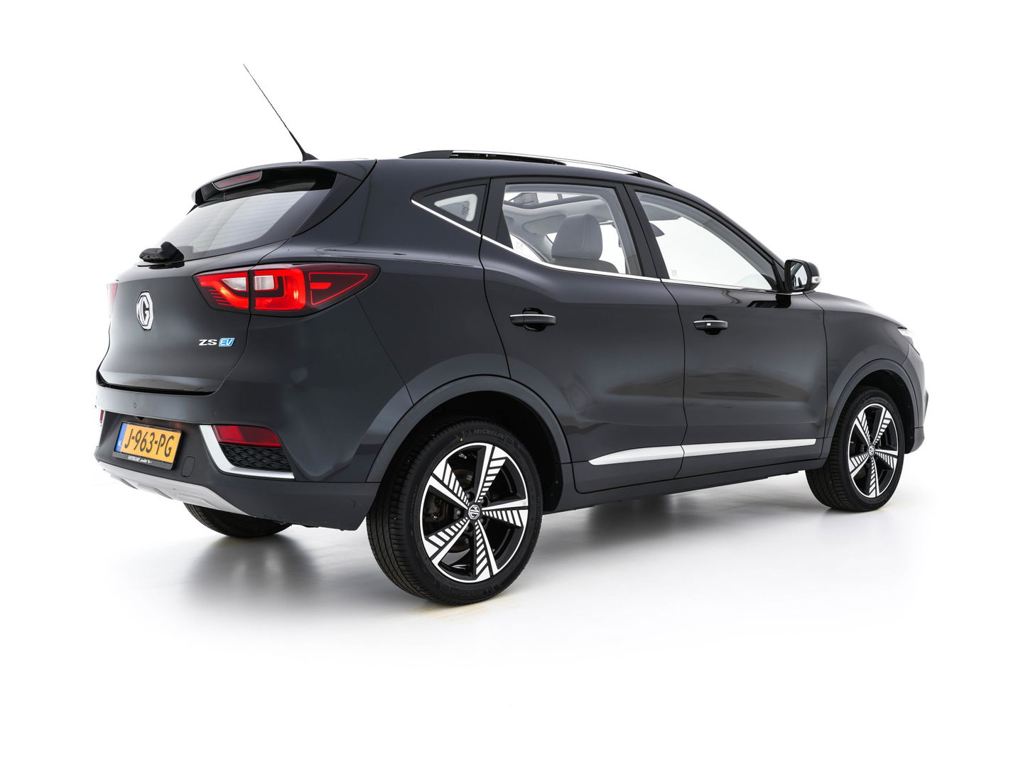 MG ZS EV Luxury 45 kWh {SOH-90 %} (INCL-BTW) Aut. *PANO | LUXURY-LEATHER | CCS-FASTLOADER | KEYLESS | NAVI-FULLMAP | ADAPTIVE-CRUISE | CAMERA | HEATED-SPORTSEATS | CARPLAY | BLINDSPOT | DAB | LANE-ASSIST | PRIVACY-GLASS | 17"